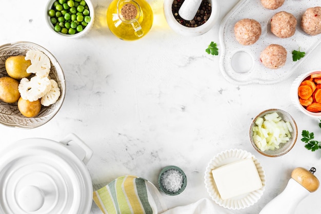 Kamera nad stołem kuchennym